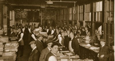 Vendeurs de journaux se rassemblant pour récupérer les journaux du lendemain à vendre, Carmelite House - English Photographer